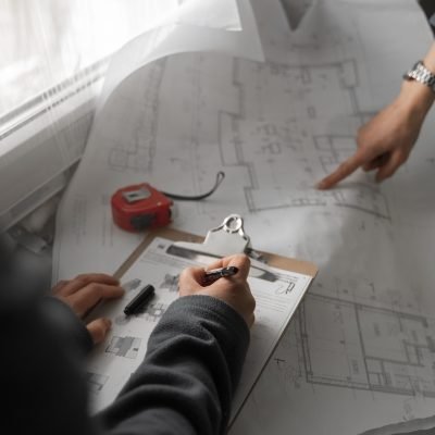 pessoas-de-alto-angulo-trabalhando-juntas pessoas-de-alto-angulo-trabalhando-juntas